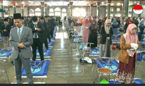 Sholat Idul Adha di Al Zaytun dilakukan dengan menempatkan perempuan di barisan depan, serta shaf antar jamaah berjarak sekitar 1 meter.