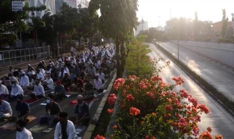 Sholat Idul Adha di Jalan Pramuka, Kawasan Pasar Genjing, Jakarta Pusat.