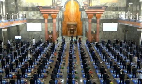  Penyimpangan Tafsir Tata Cara Sholat di Al Zaytun Versi Bahtsul Masail NU Jabar. Foto:  Sholat Idul Fitri di Pondok Pesantren Al Zaytun