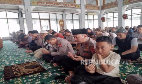 Shalat Jumat berjamaah di Masjid Mako Polres Indramayu, Jumat (14/3/2025). 