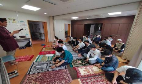 Sholat Jumat di Masjid As-Sholihin, Yokohama, Kanagawa, Jepang. Masjid satelit ini dikelola Muslim dari Indonesia. 