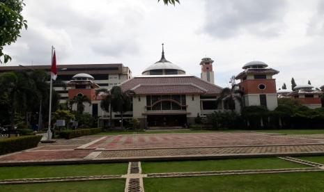 Sholat Jumat ditiadakan di Masjid Balai Kota Depok, Jumat (20/3).(Republika/RUSDY NURDIANSYAH)