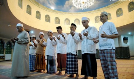 Sholat subuh merupakan sholat sarat pahala meski berat dilakukan. Sholat subuh berjamaah (Ilustrasi)