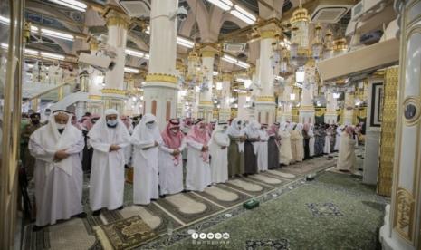 Sholat tarawih di area Raudhah atau makam Nabi Muhammad SAW di Masjid Nabawi, Madinah, Arab Saudi. Iktikaf selama Ramadhan marak dilakukan di Masjid Nabawi dan Masjidil Haram 