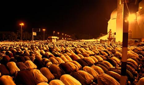 Syarat Sah Sholat, Apa Saja?. Foto:   Sholat tarawih di masjid Uni Emirat Arab. Ilustrasi.