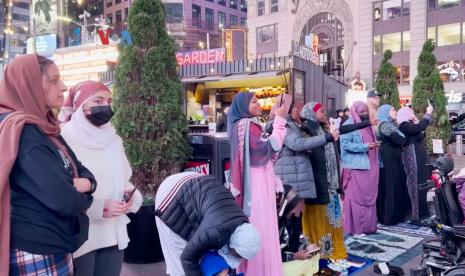 Sholat tarawih pertama di Times Square, New York, AS.