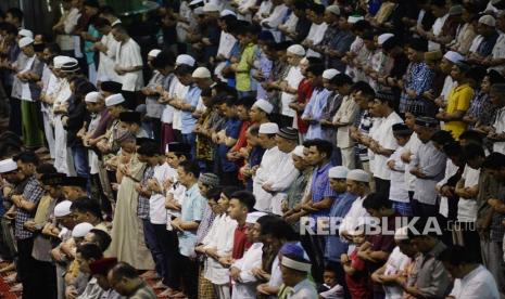 Datang terlambat sholat di masjid menyebabkan kerugian bagi seorang Musliim. Ilustrasi sholat jamaah.