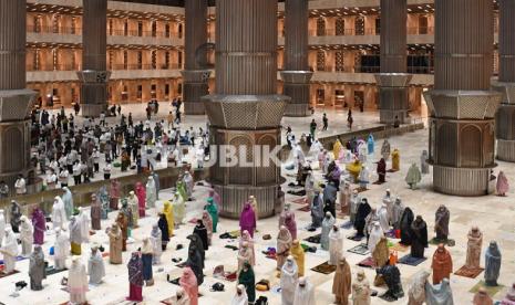 Imam Dibenci Warga, Bolehkah Memimpin Sholat Jamaah?. Foto:   Sholat tarawih (ilustrasi)