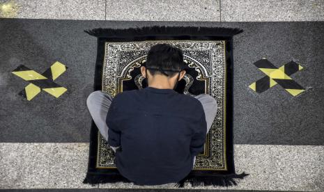 Niat, Doa, Tata Cara, dan Keutamaan Sholat Dhuha. Foto:  Berdoa setelah sholat. (Ilustrasi)