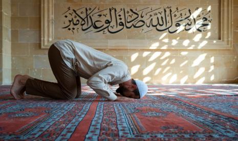 Kisah Ibnu Abbas tak Pedulikan Matanya yang Sakit Demi Sholat. Foto: Sholat. Ilustrasi