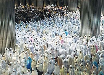 Sholat taraweh di Masjid Istiqlal