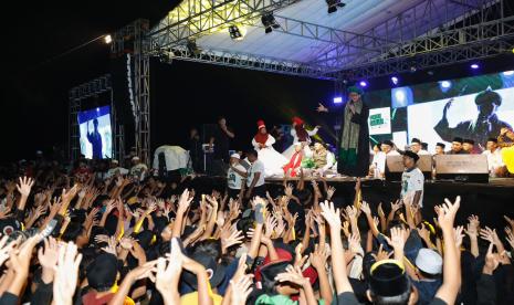 Sholawat bersama Kelompok sukarelawan Kiai Muda Jawa Timur (Jatim) di Lapangan Desa Lohgung, Kecamatan Brondong, Kabupaten Lamongan, Jatim. 