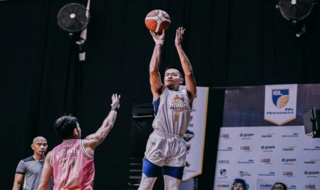 Shooter Satria Muda Pertamina Sandy Ibrahim Aziz melepaskan tembakan saat menghadapi West Bandits Solo di Seri 3 IBL 2021.