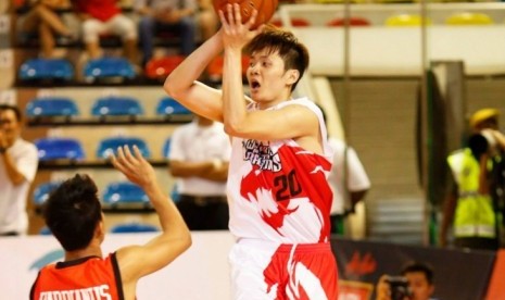 Shooter Westports Malaysia Dragons Loh Shee Fai melepaskan tembakan di depan penjagaan point guard Indonesia Warriors Hardianus Lakudu dalam pertandingan ABL.