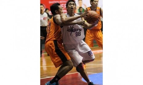 Shooting guard CLS Knights Surabaya A.A.Ngurah  Wisnu Budhidarma (kanan) dihadang Amin Prihantono (Pelita Jaya Energi Mega  Persada Jakarta) dalam laga di Sritex Arena, Solo, Sabtu (28/2).