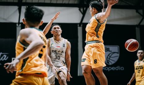 Shooting guard Dewa United Xaverius Prawiro (kedua kiri) saat bertanding di IBL Seri 1 Jakarta melawan Satya Wacana Salatiga. 