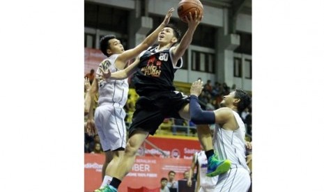 Shooting guard Hangtuah Sumsel IM Mei Joni (pegang bola)