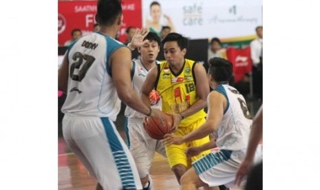 Shooting guard Hangtuah Sumsel IM Tri Wilopo (kedua dari kanan)  diadang tiga pemain Pacific Caesar dalam laga pertama IndiHome NBL  Indonesia 2014-2015 seri VI Solo di Sritex Arena, Solo, Rabu (252).