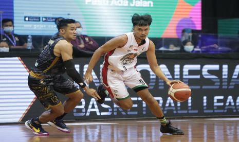 Shooting guard Louvre Dewa United Sandy Febiansyakh Kurniawan (kanan) membawa bola dalam laga IBL 2021 melawan Bima Perkasa Jogja di Robinson Resort, Cisarua, Bogor, Sabtu (13/3)