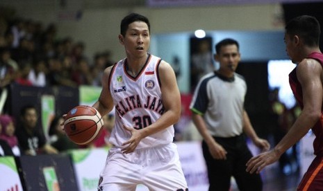 Shooting guard Pelita Jaya Xaverius Prawiro saat menghadapi Pacific Caesar pada pertandingan IBL Pertalite Seri I di GOR Sahabat, Semarang, Sabtu (9/12).