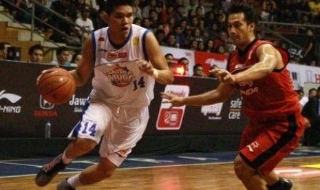 Shooting guard Satria Muda Bonanza Siregar (kiri) berusaha melewati pemain Garuda Kukar Bandung Diftha Pratama dalam NBL Seri II Bandung, Rabu (10/12).