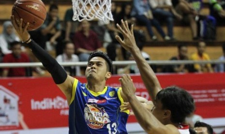 Shooting guard Satria Muda Britama Gunawan hendak memasukkan bola.