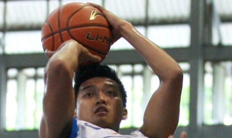 Shooting guard Satya Wacana ACA LBC Salatiga, Respati Ragil Pamungkas, melepaskan tembakan saat melawan Bimasakti dalam laga Seri II Speedy NBL Indonesia di Bandung, Rabu (10/12).