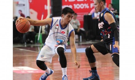 Shooting guard Satya Wacana ACA LBC Salatiga Respati Ragil  Pamungkas (kiri) dijaga Azzaryan Pradhitya (NSH GMC GSBC Jakarta) dalam  laga di Sritex Arena, Solo, Kamis (262).