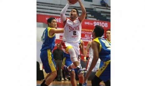 Shooting guard Stadium Merio Ferdiansyah mencoba memasukkan bola di tengah kepungan pemain JNE BSC Bandung Utama di NBL Indonesia Seri III Malang, Kamis (15/1).