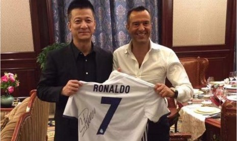 Shu Yuhui (kiri) bersama agen pemain seak bola papan atas Jorge Mendes.