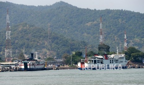 Siapkan 57 Loket Tambahan. Kapal RoRo mengisi penumpang dan kendaraan di Pelabuhan Merak, Banten, Selasa (21/6)