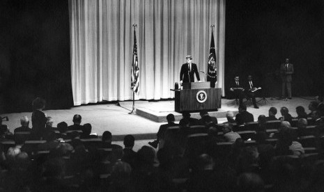 Siaran langsung konferensi pers pertama yang dilakukan Presiden AS John F Kennedy pada 25 Januari 1961.