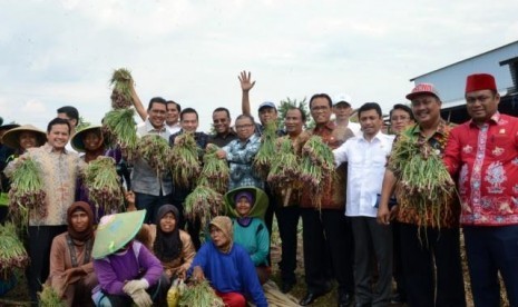 Sidak Komisi IV DPR ke petani Brebes.