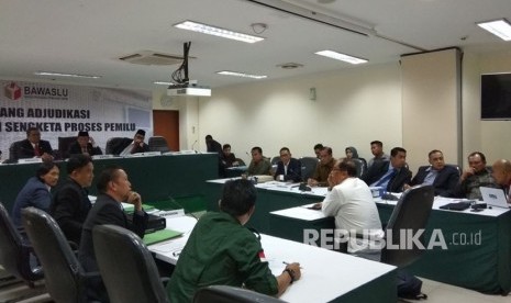 Sidang adjudikasi kelima penyelesaian sengketa hasil verifikasi parpol calon peserta Pemilu 2019 antara KPU dengan PBB,  di Kantor Bawaslu,  Thamrin,  Jakarta Pusat, Jumat (2/3). Margarito Kamis dan Zainal Arifin Hoesein hadir sebagai saksi ahli dalam sidang tersebut.