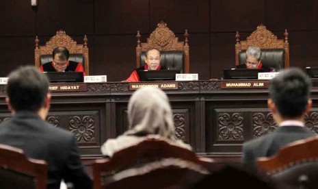 Sidang Aturan Pernikahan Beda Agama: Para Hakim Konstitusi Wahiduddin Adams (tengah), Muhammad Alim (kanan), dan Arief Hidayat menggelar sidang perdana pemeriksaan pendahuluan perkara pengujian materil Undang-undang Nomor 1 Tahun 1974 tentang perkawinan te