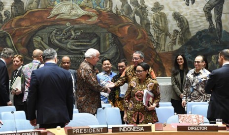 Sidang Dewan Keamanan PBB dengan Indonesia sebagai Presiden dimeriahkan para diplomat yang memakai batik, termasuk Sekjen PBB Antonio Guterres di New York, AS, Selasa (7/5).