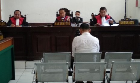 Sidang Fahmi Darmawansyah. Terdakwa kasus suap kalapas Sukamiskin, Fahmi Darmawansyah saat mendengarkan tuntutan jaksa di Pengadilan Tioikir Bandung. 