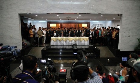  Sidang isbat penentuan 1 Syawal 1435 H, yang dipimpin oleh Menteri Agama Lukman Hakim Syaifuddin di Kementerian Agama, Jakarta, Ahad (27/7).(Republika/ Yasin Habibi)