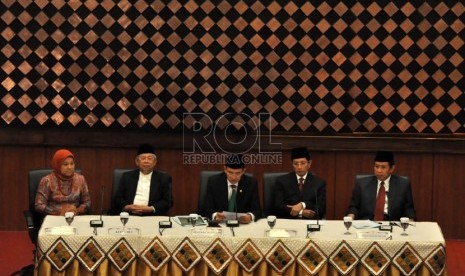  Sidang Isbat penetapan tanggal 1 Ramadhan 1434 H di Kantor Kementerian Agama RI, Jakarta, Senin (8/7).  (Republika/Rakhmawaty La'lang)