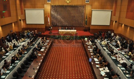  Sidang Isbat penetapan tanggal 1 Ramadhan 1434 H di Kantor Kementerian Agama RI, Jakarta, Senin (8/7).  (Republika/Rakhmawaty La'lang)