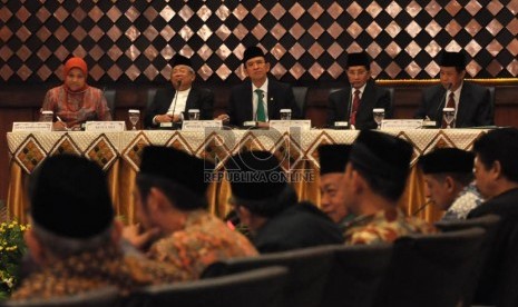  Sidang Isbat penetapan tanggal 1 Ramadhan 1434 H di Kantor Kementerian Agama RI, Jakarta, Senin (8/7).  (Republika/Rakhmawaty La'lang)