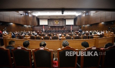 Suasana sidang gugatan atas Perppu Ormas di Gedung MK, Jakarta.