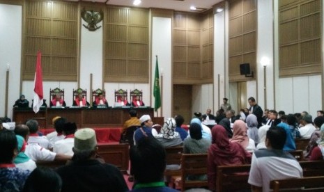 Sidang kasus penodaan agama dengan terdakwa Basuki Tjahaja Purnama atau Ahok, Selasa (25/4), dengan agenda pembacaan pledoi di ruang Auditorium Kementerian Pertanian, Jakarta