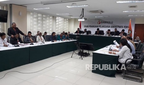 Sidang lanjutan pemeriksaan dugaan pelanggaran pendaftaran calon peserta Pemilu 2019 di Kantor Bawaslu, Thamrin, Jakarta Pusat, Senin (6/11). KPU memaparkan tanggapan atas dugaan pelanggaran administrasi yang disampaikan enam pelapor pada sidang tersebut. 