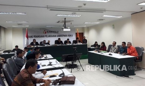 Sidang lanjutan pemeriksaan dugaan pelanggaran pendaftaran calon peserta Pemilu 2019 di Kantor Bawaslu, Thamrin, Jakarta Pusat, Senin (13/11). Dalam sidang tersebut terungkap bahwa sipol belum terdaftar di Kemenkominfo.