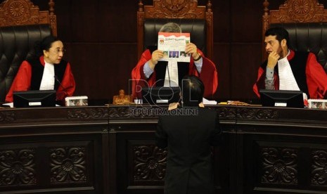   Sidang MK penghitungan suara ulang perselisihan hasil Pilkada Kabupaten Empat Lawang, Provinsi Sumatera Selatan di Jakarta, Senin (15/7).   (Republika/ Tahta Aidilla)