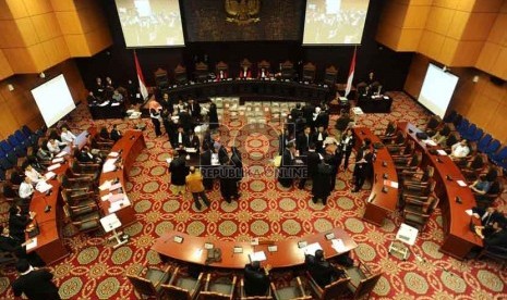   Sidang MK penghitungan suara ulang perselisihan hasil Pilkada Kabupaten Empat Lawang, Provinsi Sumatera Selatan di Jakarta, Senin (15/7).   (Republika/ Tahta Aidilla)