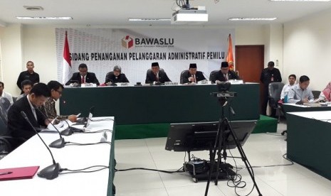 Sidang pemeriksaan dugaan pelanggaran pendaftaran Pemilu 2019 di kantor Bawaslu, Kamis (2/11)