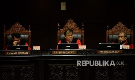 Sidang Pengujian UU KY. Ketua Hakim Konstitusi Arief Hidayat (tengah) memimpin sidang lanjutan Pengujian UU No 22 2014 tentang Komisi Yudisial dan UU No 14 1995 tentang MA di Ruang Sidang Mahkamah Konstitusi, Jakarta, Senin (28/3).(Republika/Wihdan Hidayat