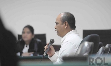 Sidang Perdana Gulat Manurung. Ketua Asosiasi Petani Kelapa Sawit Indonesia-Riau, Gulat Medali Emas Manurung menjalani sidang perdananya di Pengadilan Tipikor Jakarta, Senin (15/12).